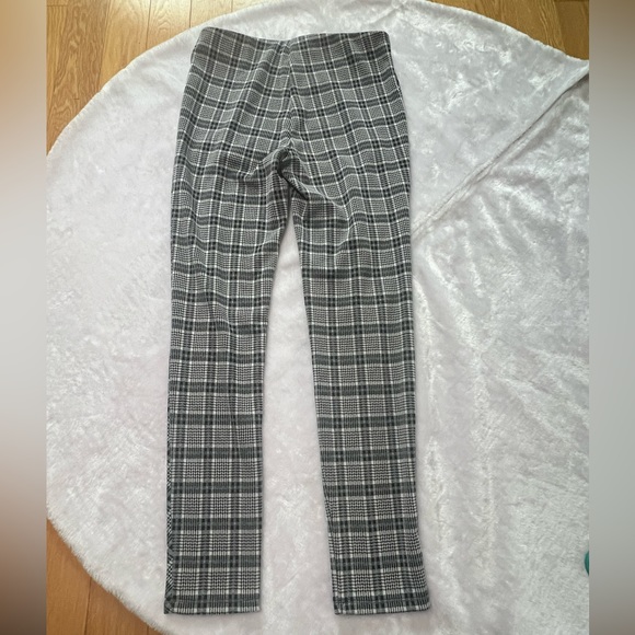 Forever 21 Size Medium Stretch Pull-on Skinny Pants. Plaid Black, gray, white - Picture 7 of 8